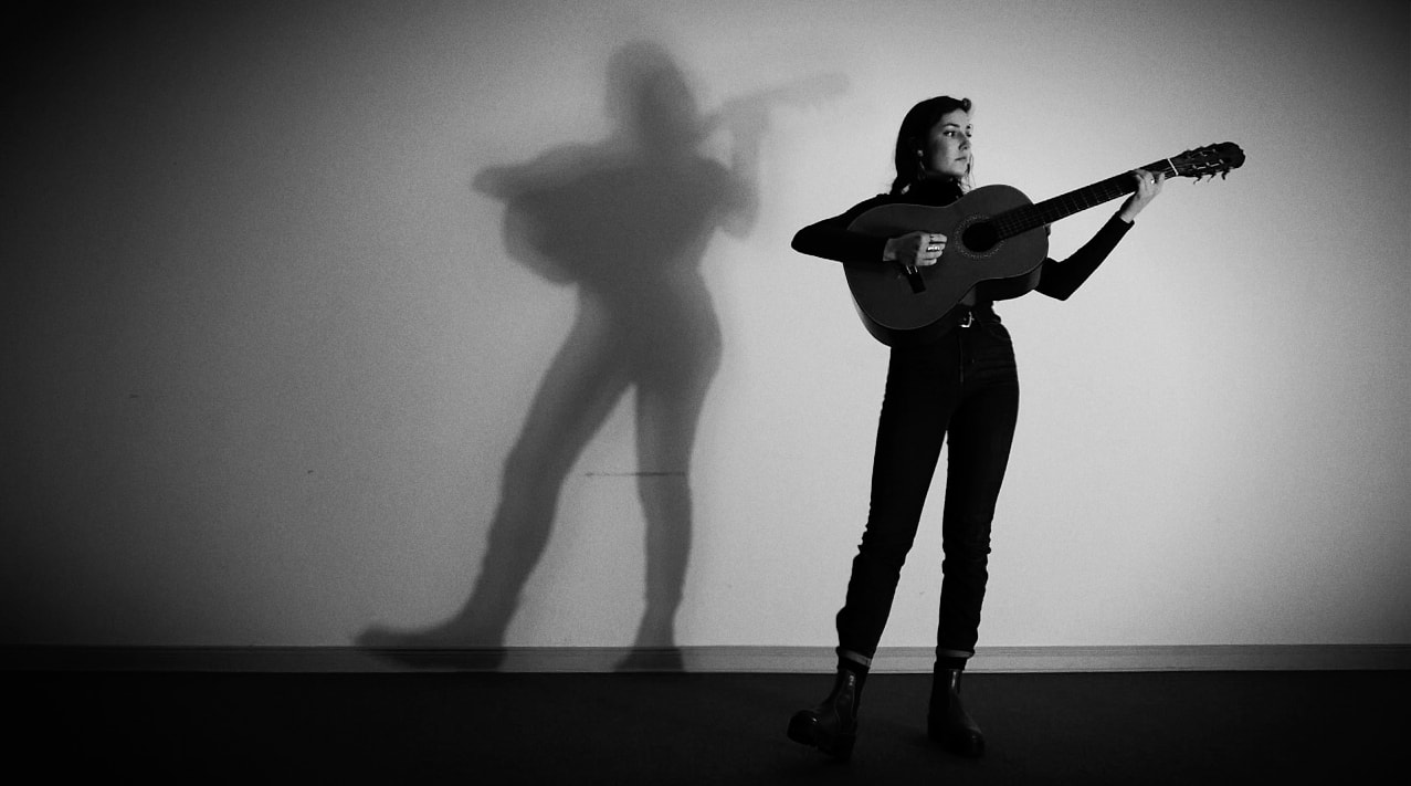 Exklusive Videopremiere: Mynolia mit “Stall Stickers“