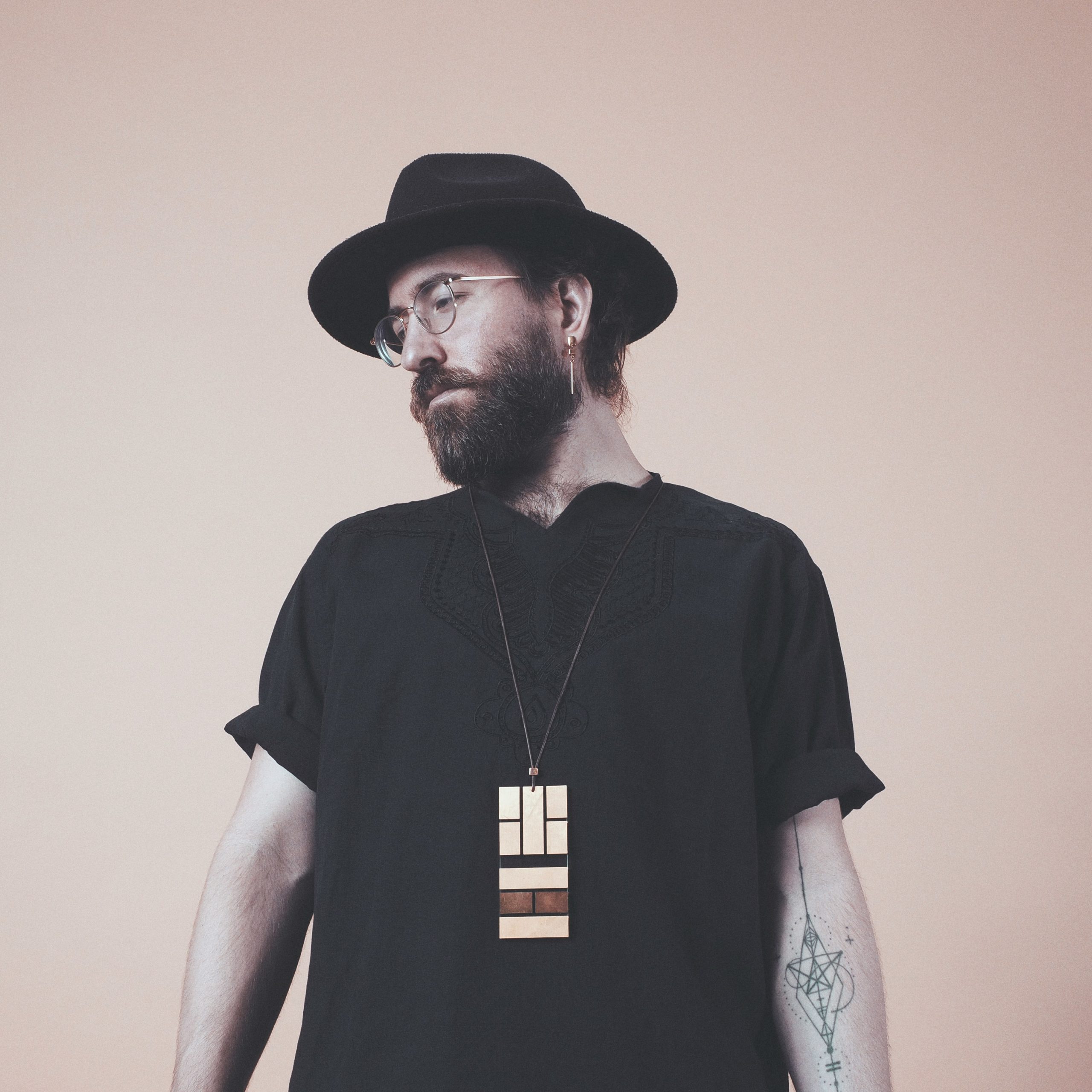 Exklusive Videopremiere: Kafka Kaya und „Kyrie Eleison“