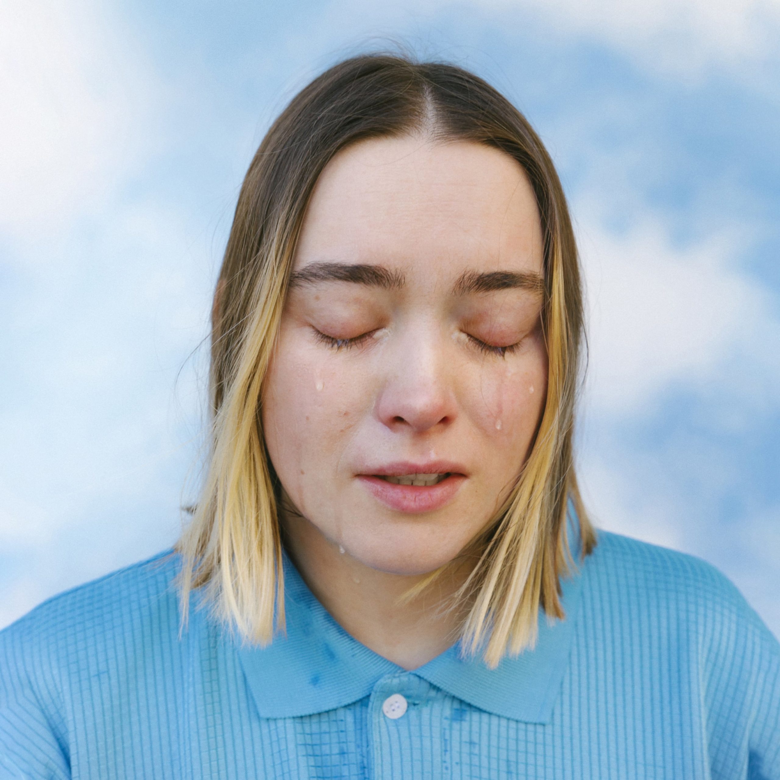 Florence Arman schafft mit “Out of the Blue” eine Indie-Pop Hymne über den Break Up einer Freundschaft