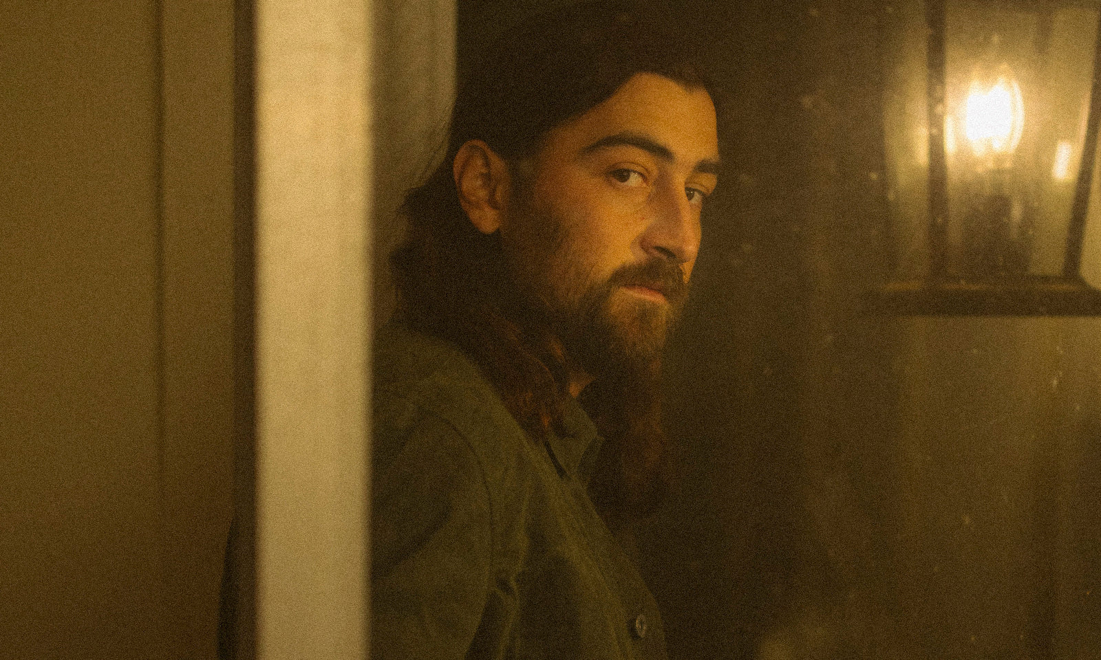 Noah Kahan bringt uns mit „The Great Divide“ vertrauten Folk aus Nordamerika